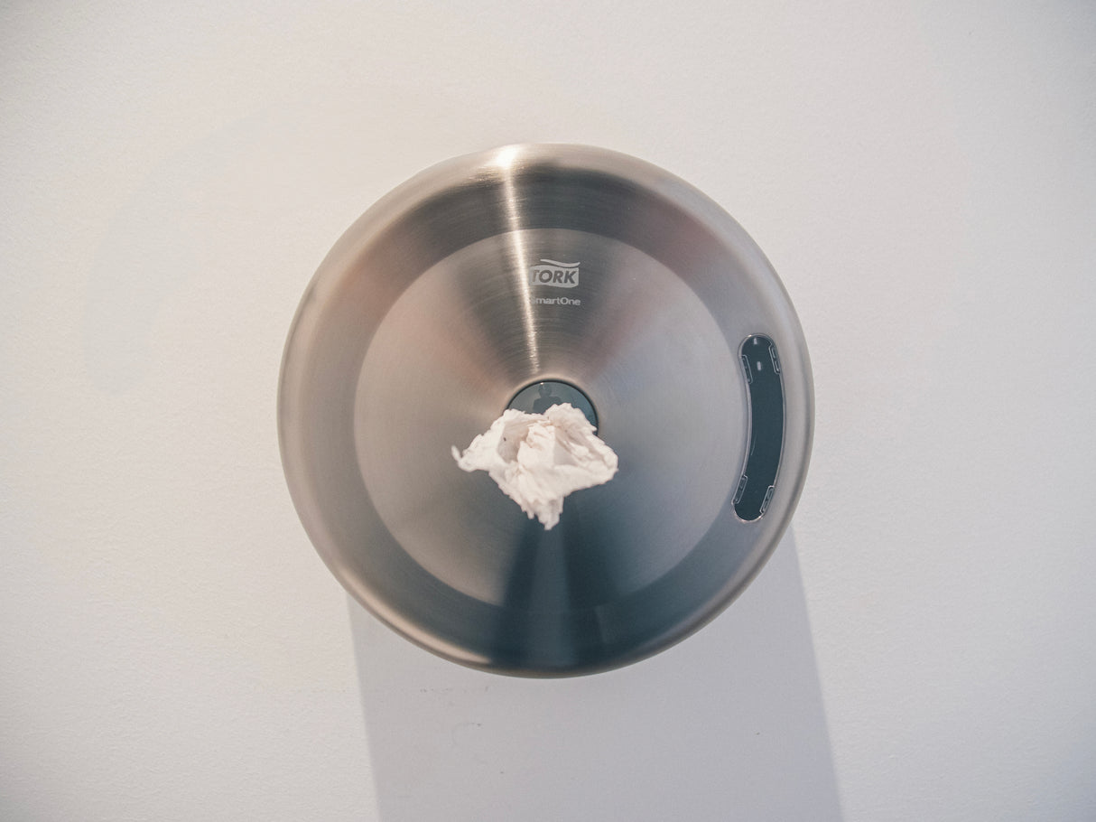 DISTRIBUTEUR DE PAPIER TOILETTE À DÉVIDAGE CENTRAL TORK SMARTONE® T8 INOX