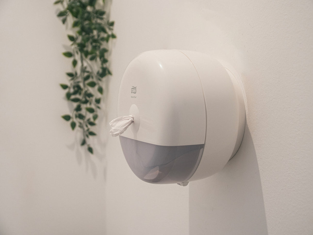 DISTRIBUTEUR DE PAPIER TOILETTE À DÉVIDAGE CENTRAL TORK SMARTONE® T8 BLANC