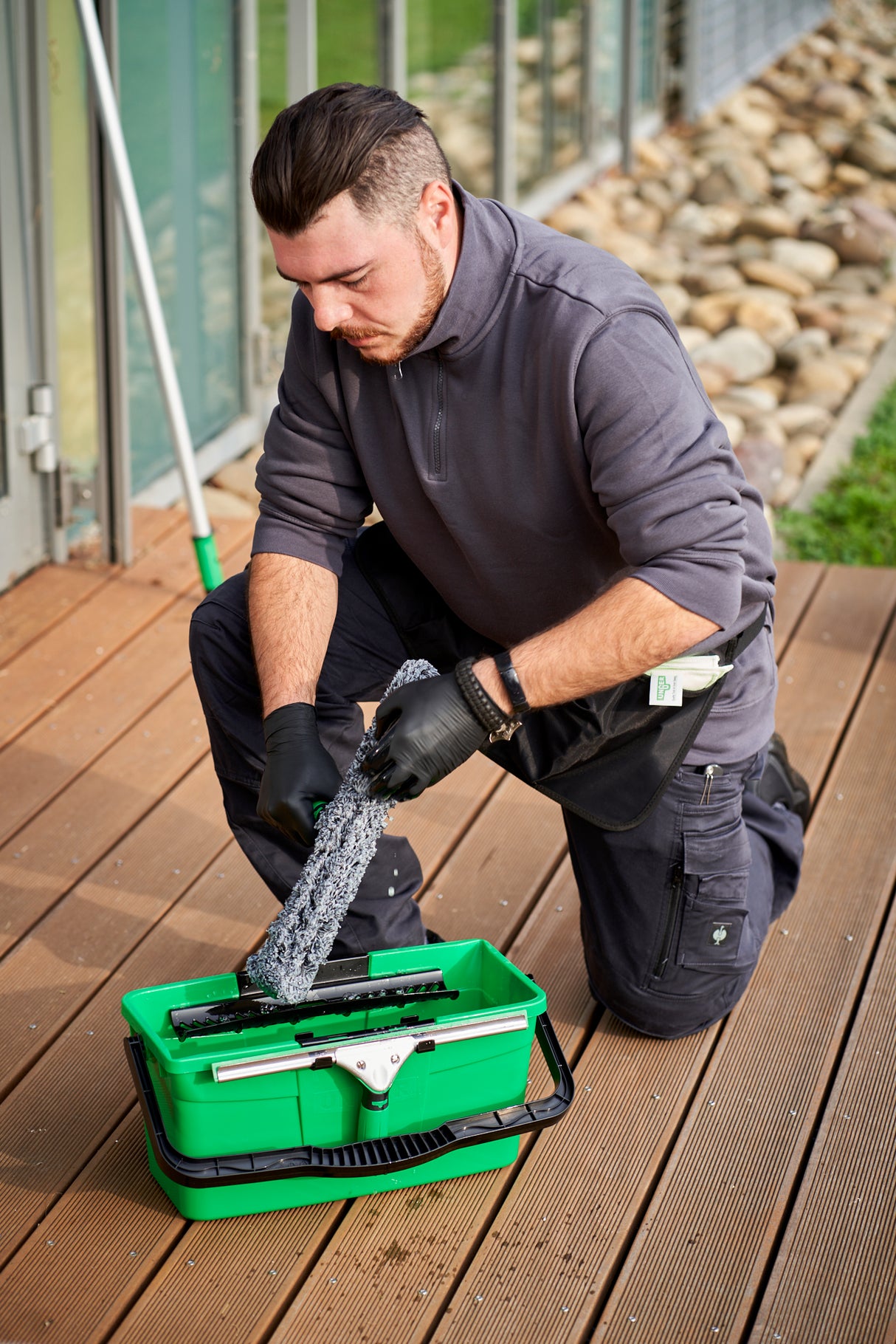 SEAU 12L RECTANGULAIRE VERT AVEC COMPARTIMENT PORTE OUTILS