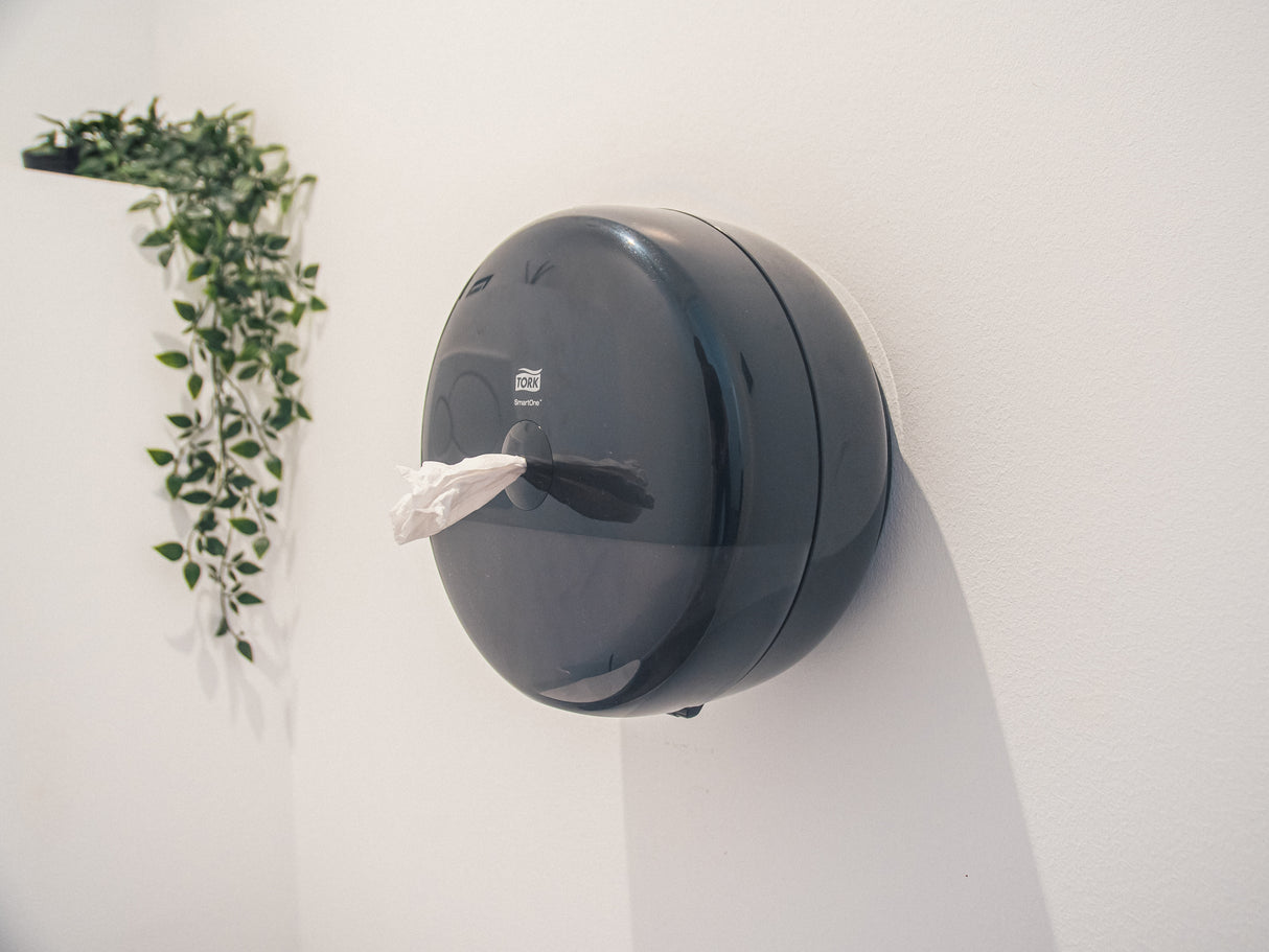 DISTRIBUTEUR DE PAPIER TOILETTE À DÉVIDAGE CENTRAL TORK SMARTONE® T8 NOIR