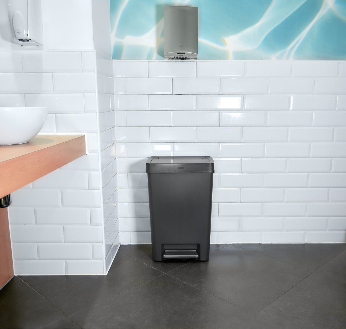 POUBELLE 46L CHARBON À PÉDALE INOX RUBBERMAID